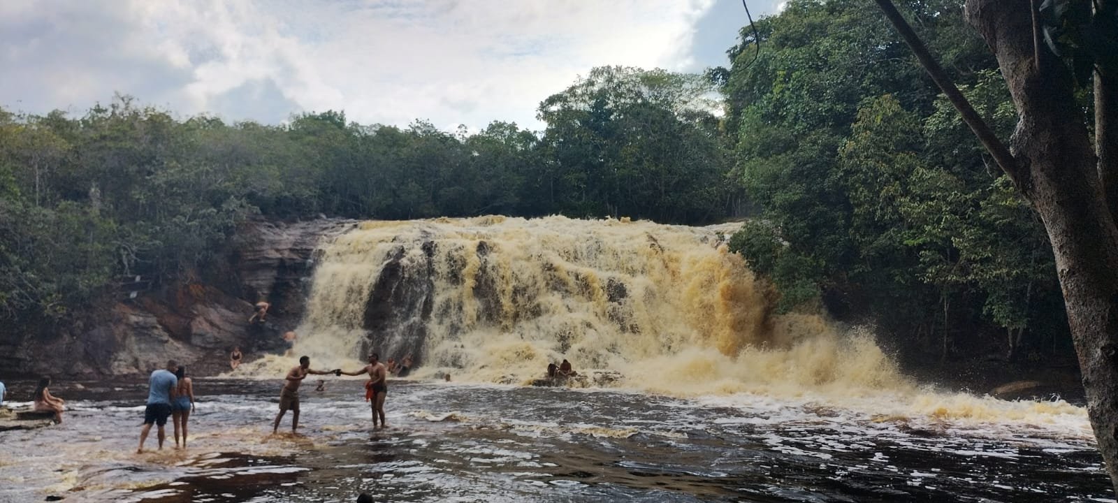 Cachoeira em Presidente Figueiredo com banhistas